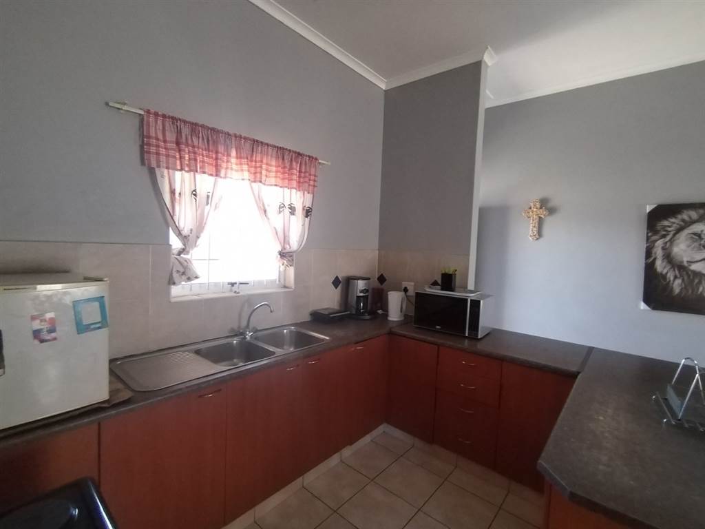 2 Bed Townhouse in Vredenburg photo number 4