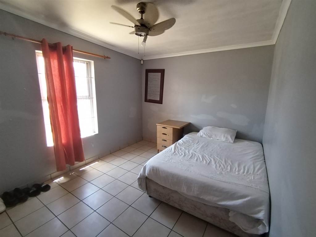 2 Bed Townhouse in Vredenburg photo number 8