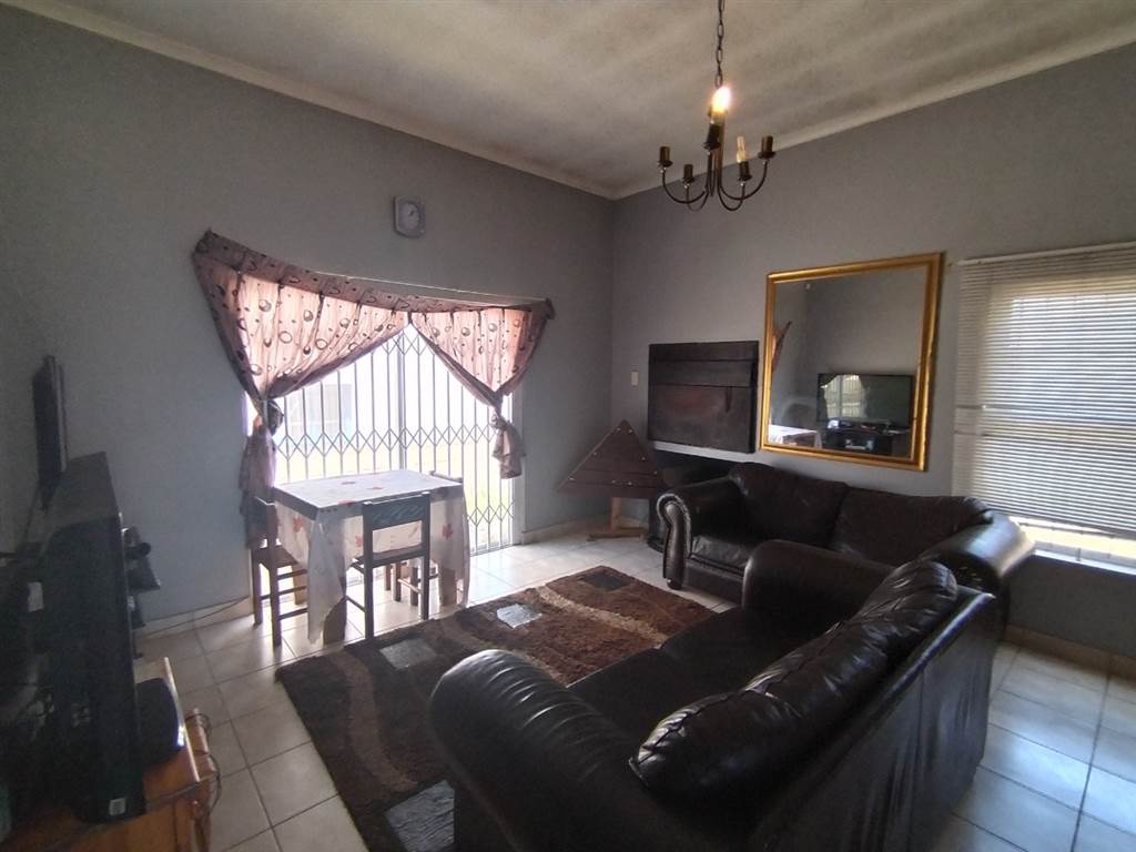 2 Bed Townhouse in Vredenburg photo number 6