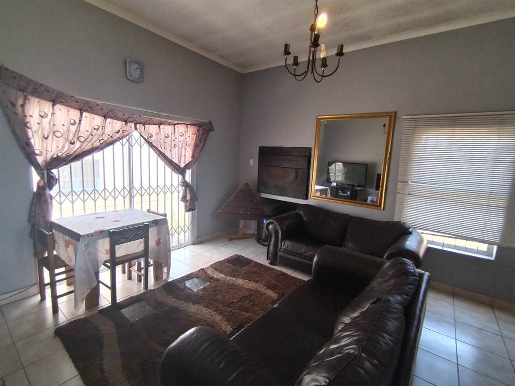 2 Bed Townhouse in Vredenburg photo number 7