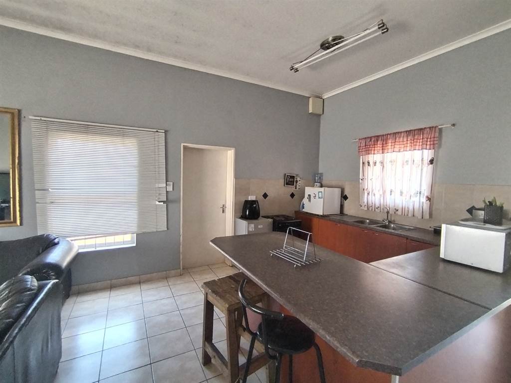 2 Bed Townhouse in Vredenburg photo number 3