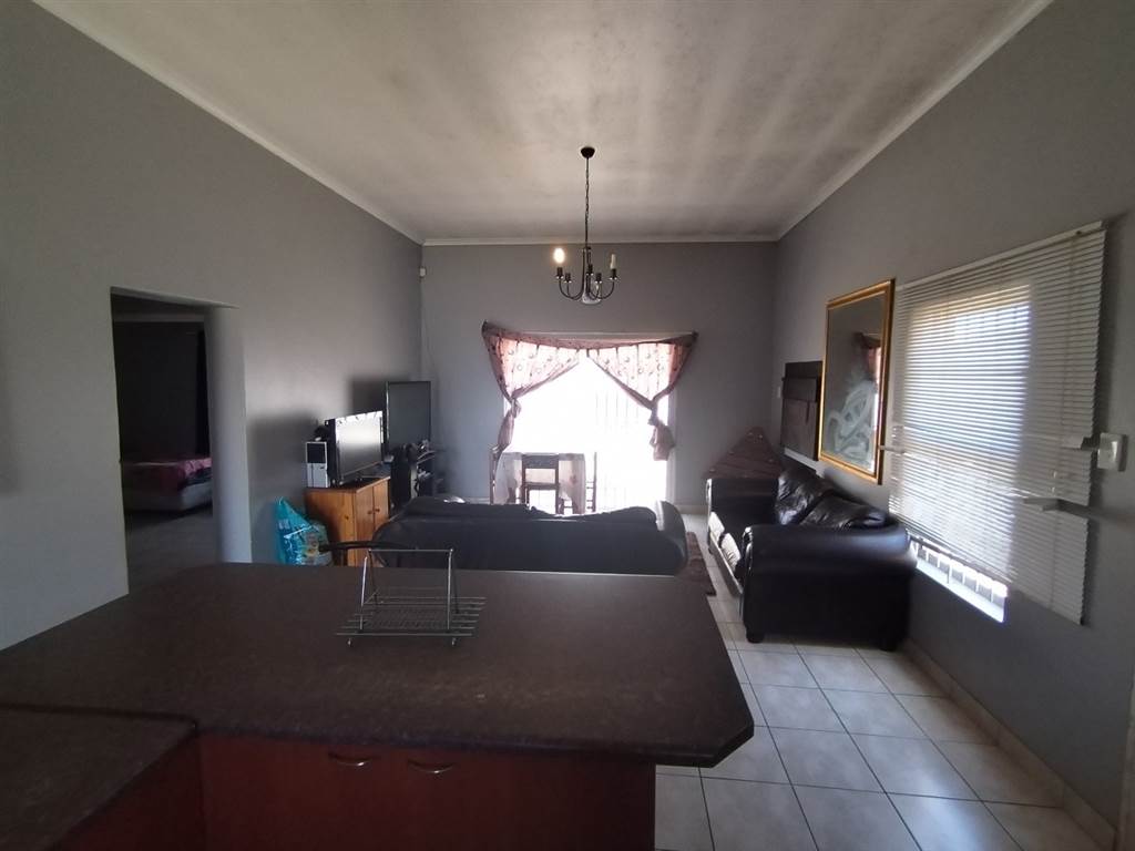 2 Bed Townhouse in Vredenburg photo number 5