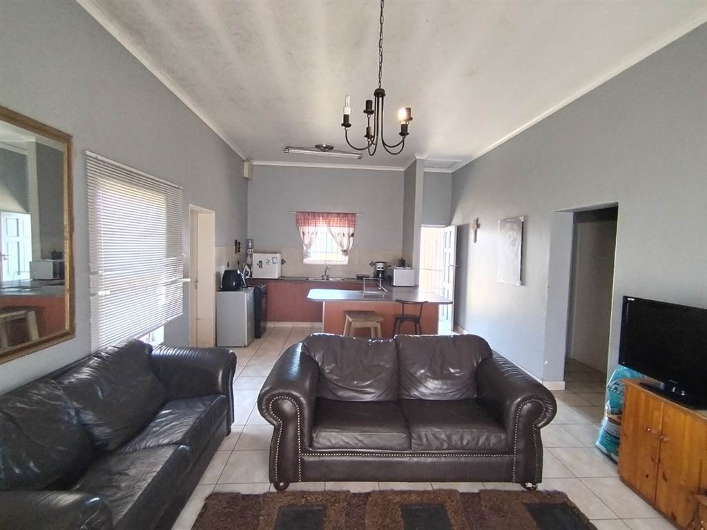 2 Bed Townhouse in Vredenburg photo number 2