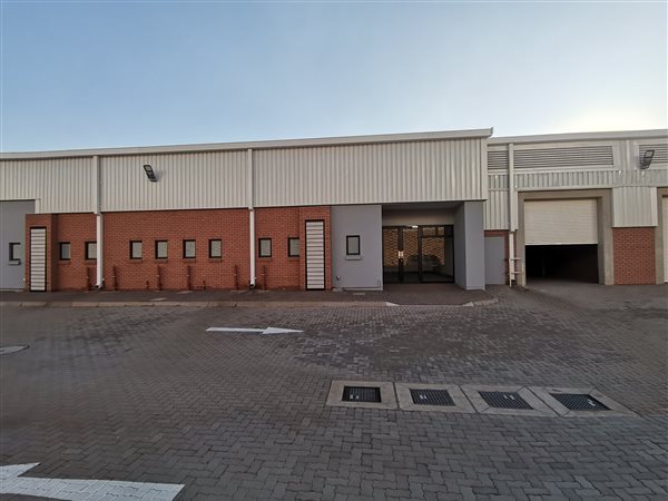 596  m² Industrial space