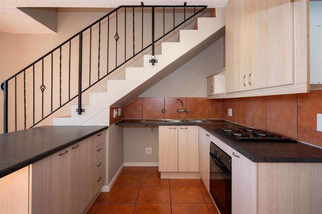 2 Bed Townhouse in Parklands photo number 8