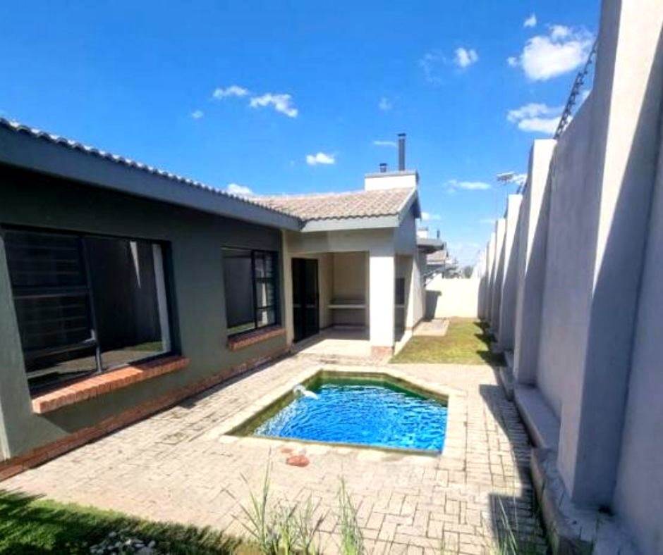 3 Bed Townhouse in Waterkloof East photo number 11