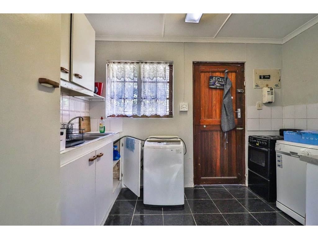 3 Bed Townhouse in Illovo Glen photo number 6