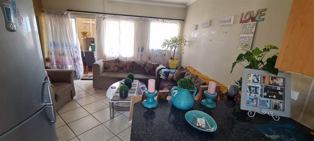 1 Bed Townhouse in Glen Marais photo number 5