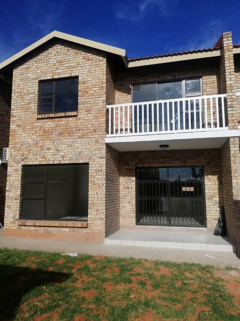 3 Bed Townhouse in Hadison Park photo number 1