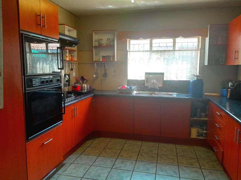 3 Bed Townhouse in Rustenburg Central photo number 3