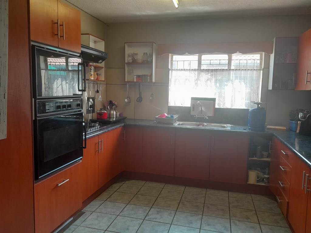 3 Bed Townhouse in Rustenburg Central photo number 4