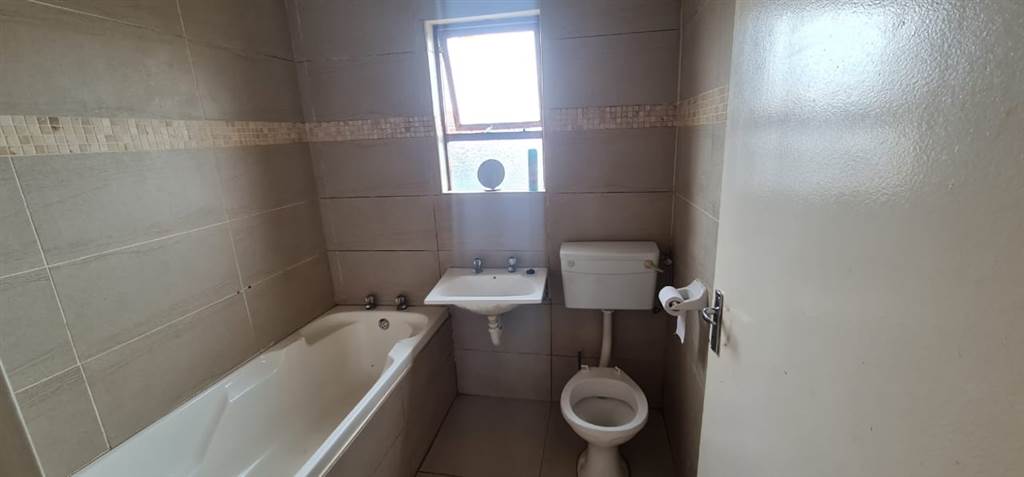 2 Bed House in Motherwell photo number 7