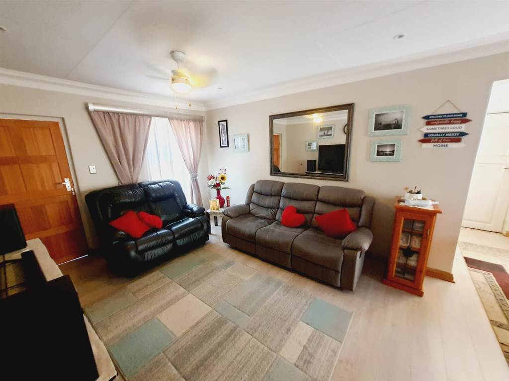 2 Bed Townhouse in Wapadrand photo number 4