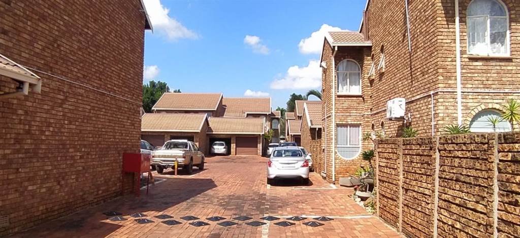 3 Bed Townhouse in Doornpoort and surrounds photo number 15
