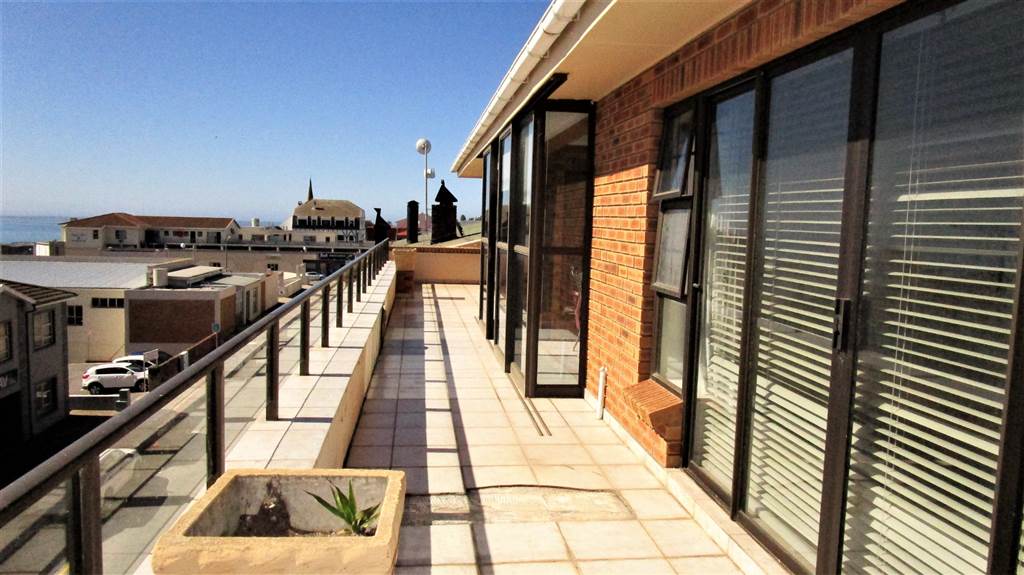 3 Bed Apartment in Mossel Bay Central photo number 3