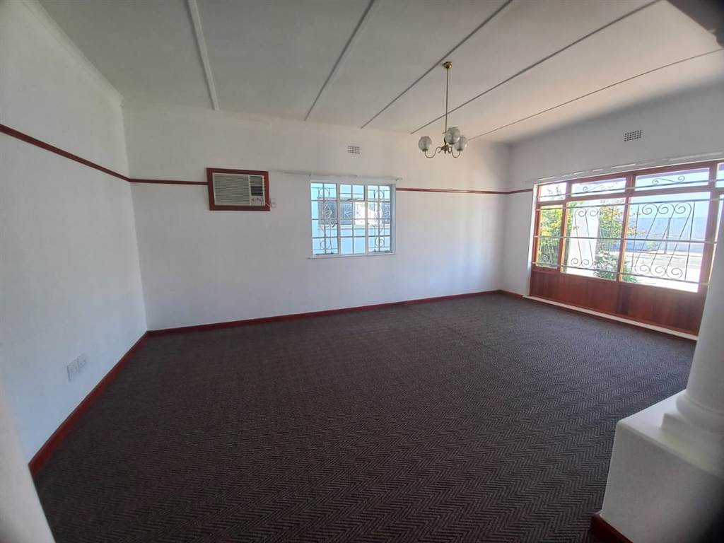 3 Bed House in Beaufort West photo number 4