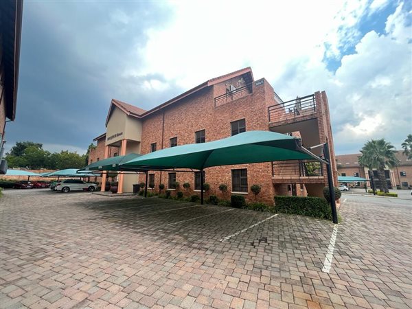 135  m² Commercial space in Fourways