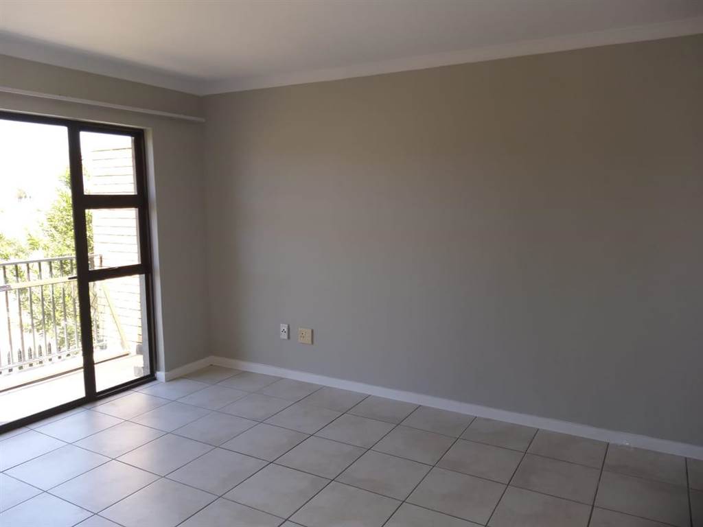 2 Bed Apartment in Fairview Golf Estate photo number 5