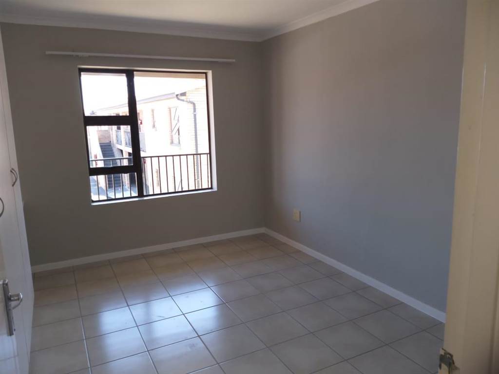 2 Bed Apartment in Fairview Golf Estate photo number 10