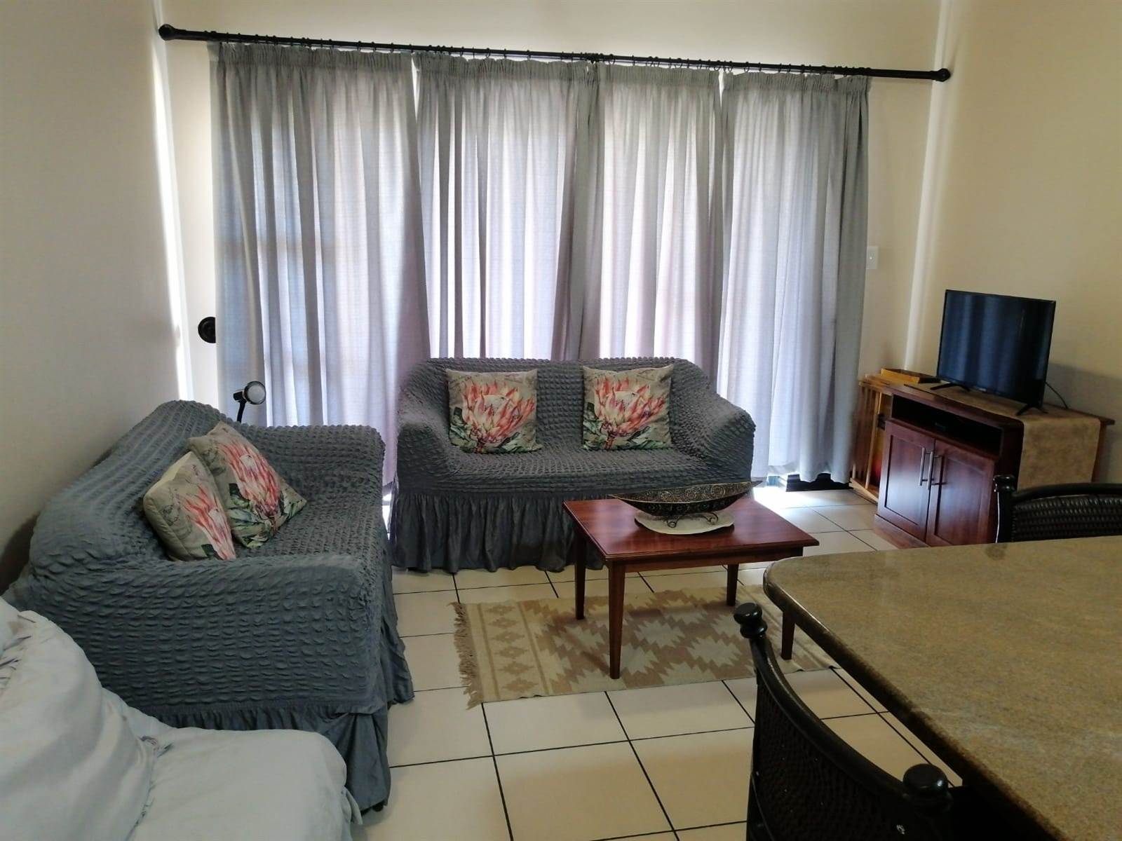 2 Bed House in Uvongo photo number 3