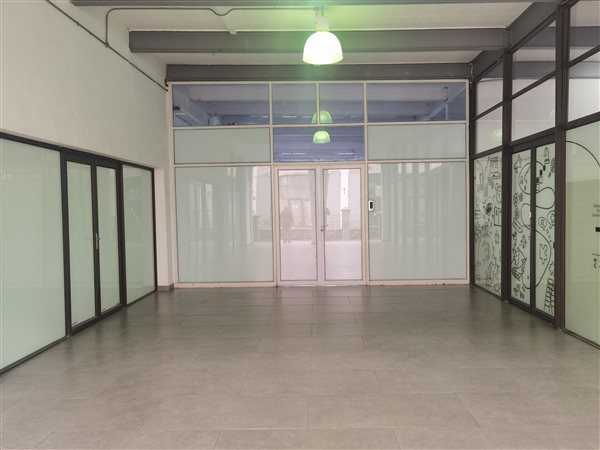 1004  m² Commercial space