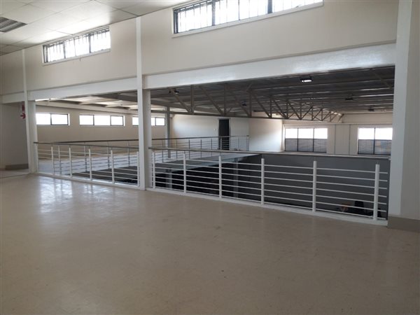 700  m² Commercial space in Waterval East