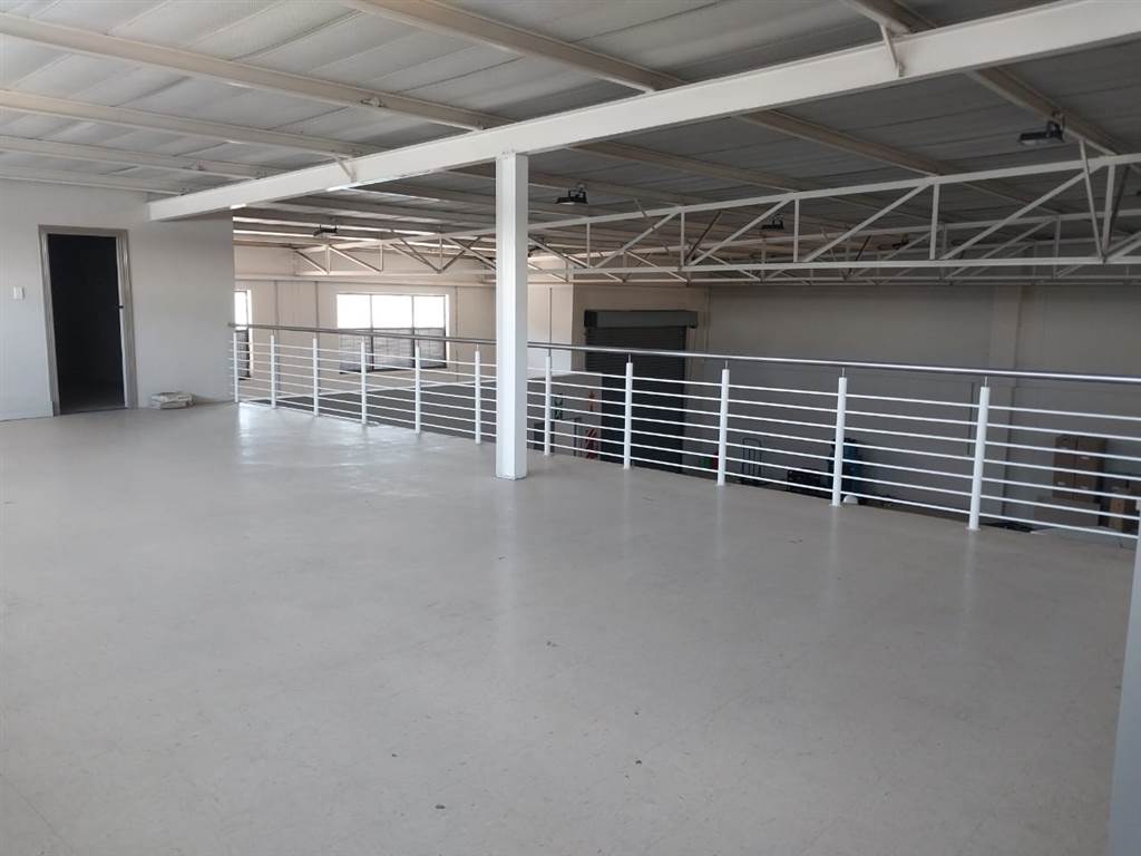 700  m² Commercial space in Waterval East photo number 2