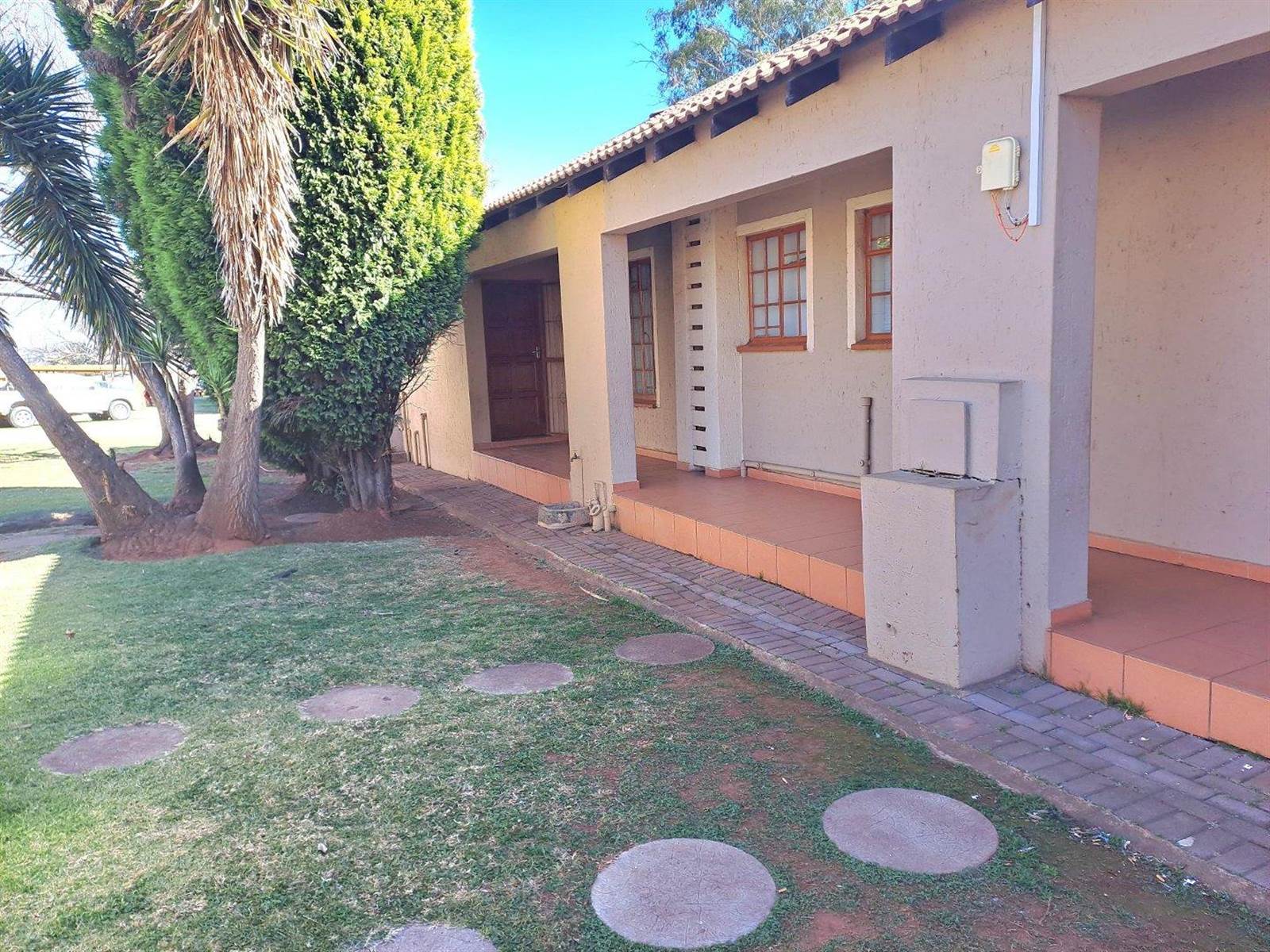 2 Bed Apartment in Roodepoort West photo number 27