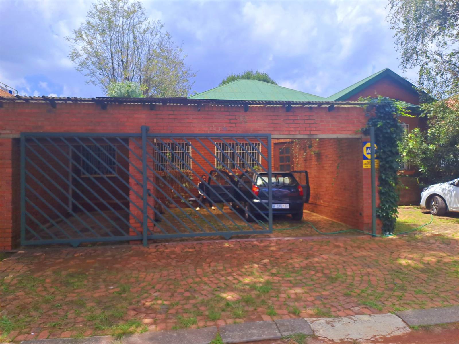 3 Bed House in Yeoville photo number 2