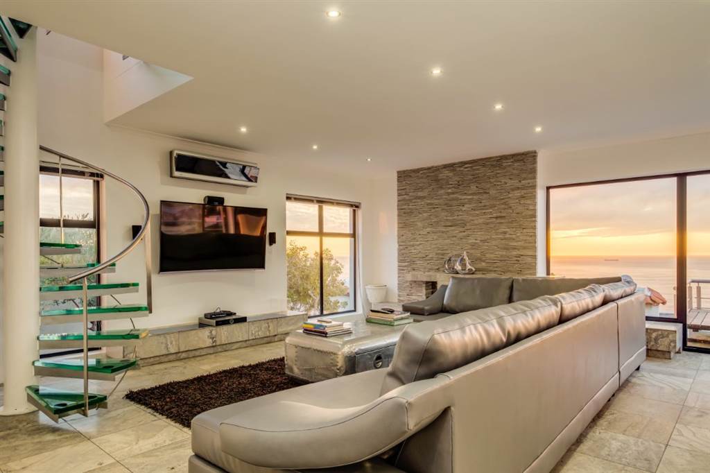 6 Bed House in Camps Bay photo number 30