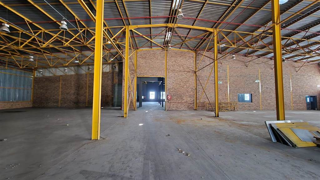 3270  m² Industrial space in Rosslyn photo number 2