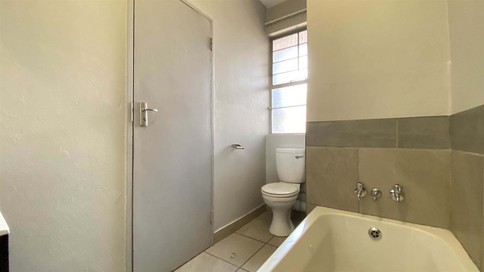 1 Bed Apartment in Braamfontein photo number 9