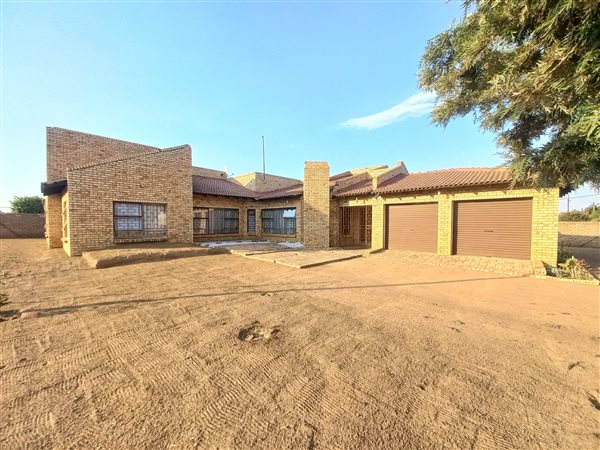 4 Bedroom House 4 Bedroom House
