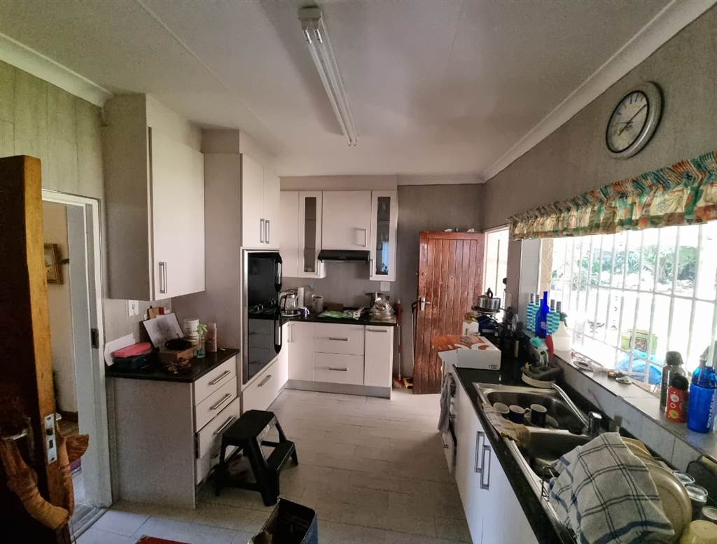 4 Bed House in Glen Marais photo number 3