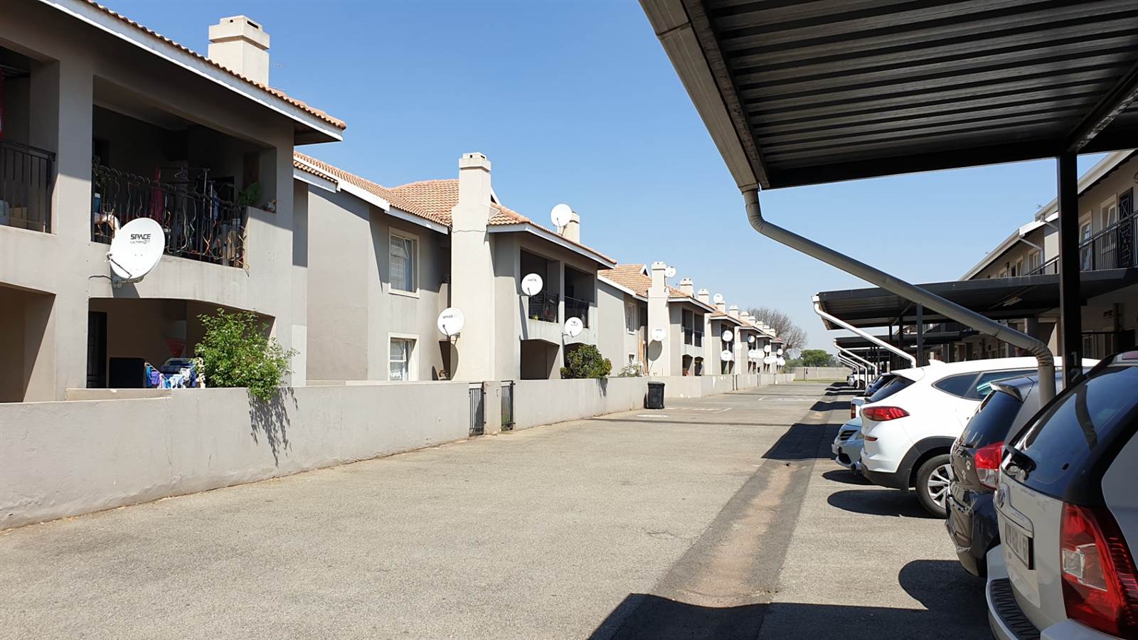 2 Bed Apartment in Brenthurst photo number 3