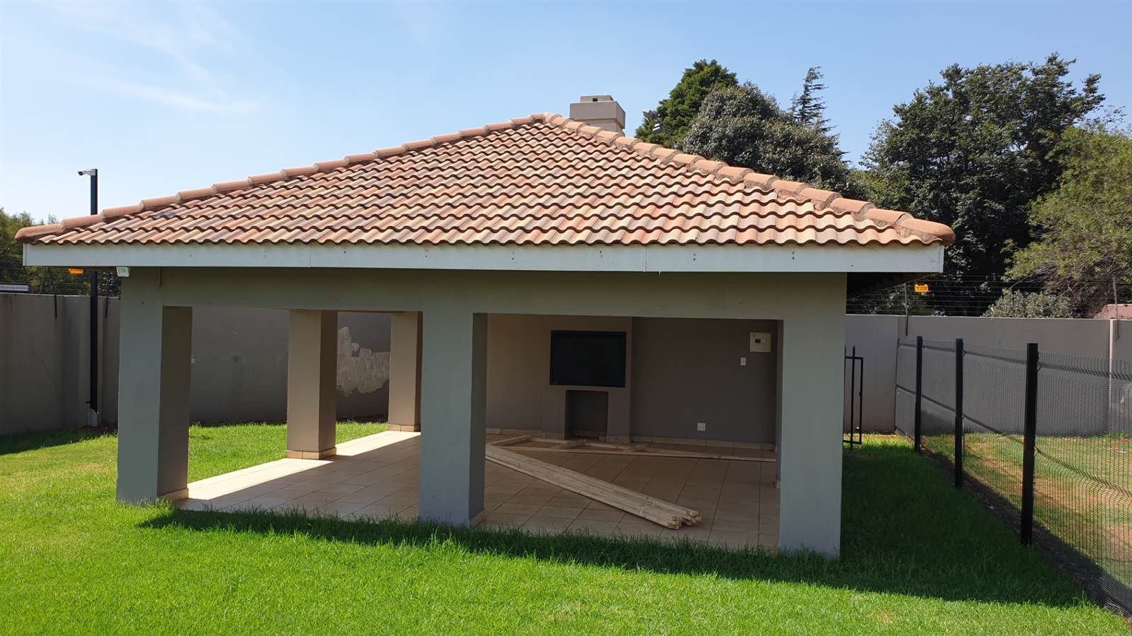 2 Bed Apartment in Brenthurst photo number 12