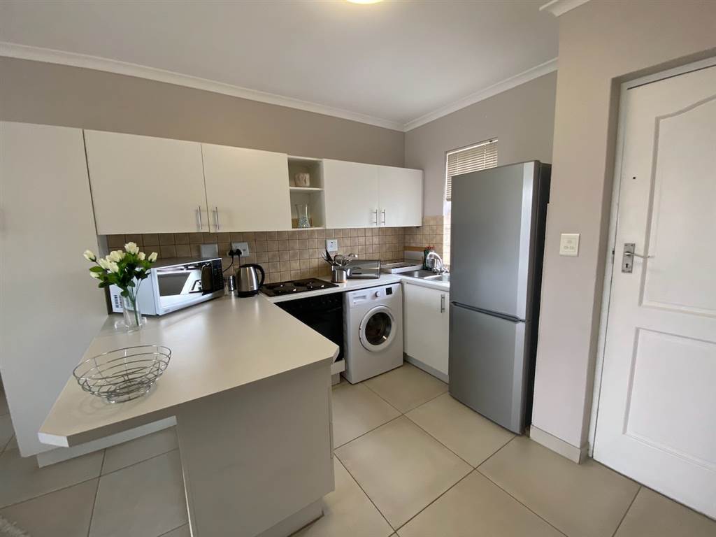 2 Bed Apartment in Parklands photo number 8