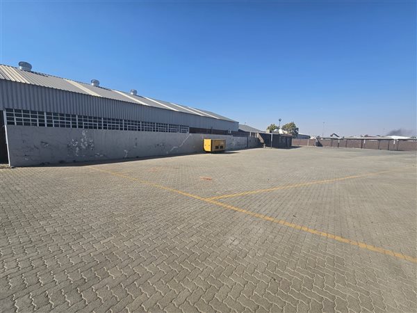 2 400  m² Industrial space