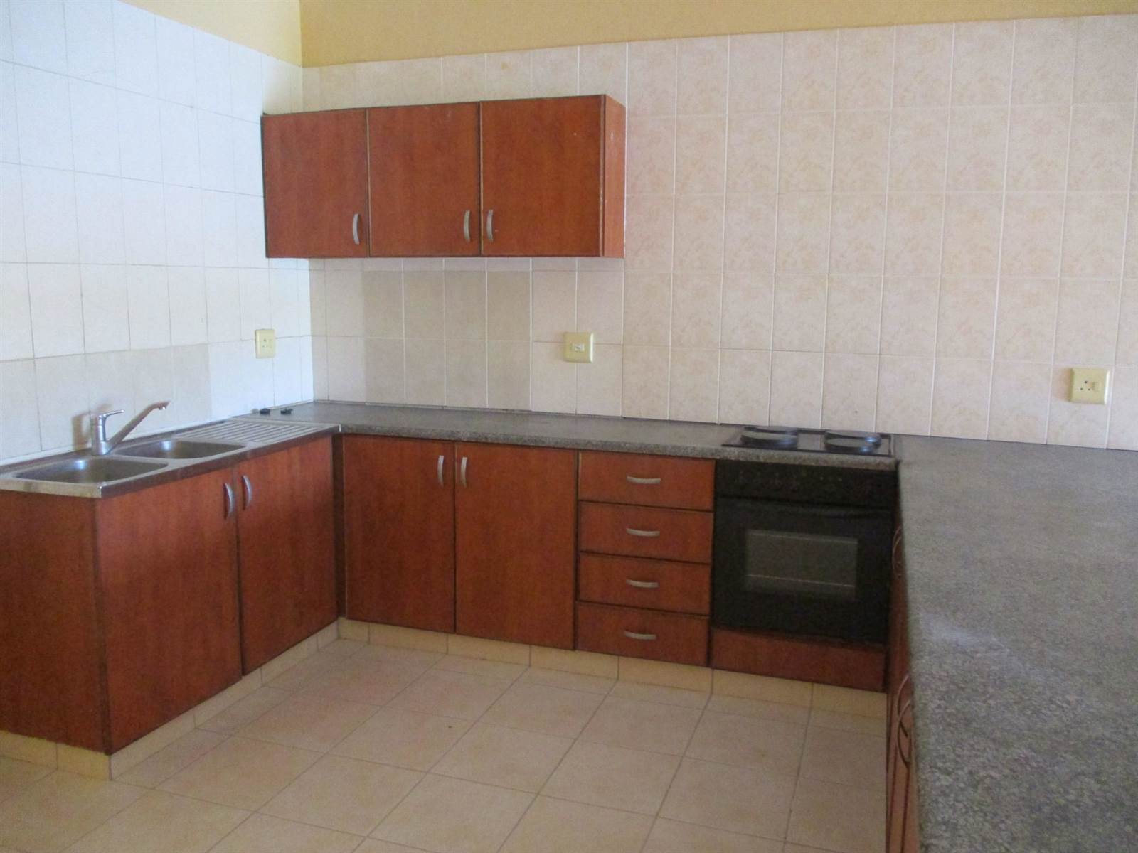 3 Bed Apartment in Amanzimtoti photo number 4