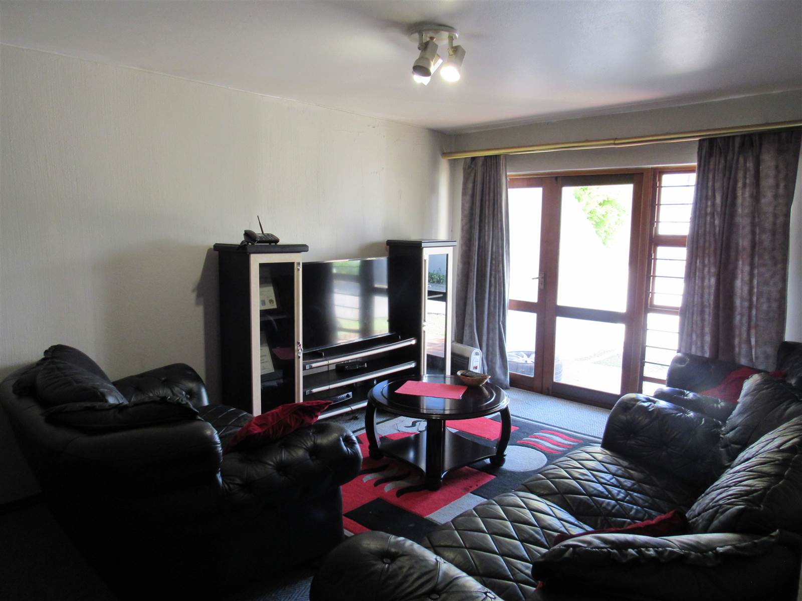 2 Bed Apartment in Lakefield photo number 5