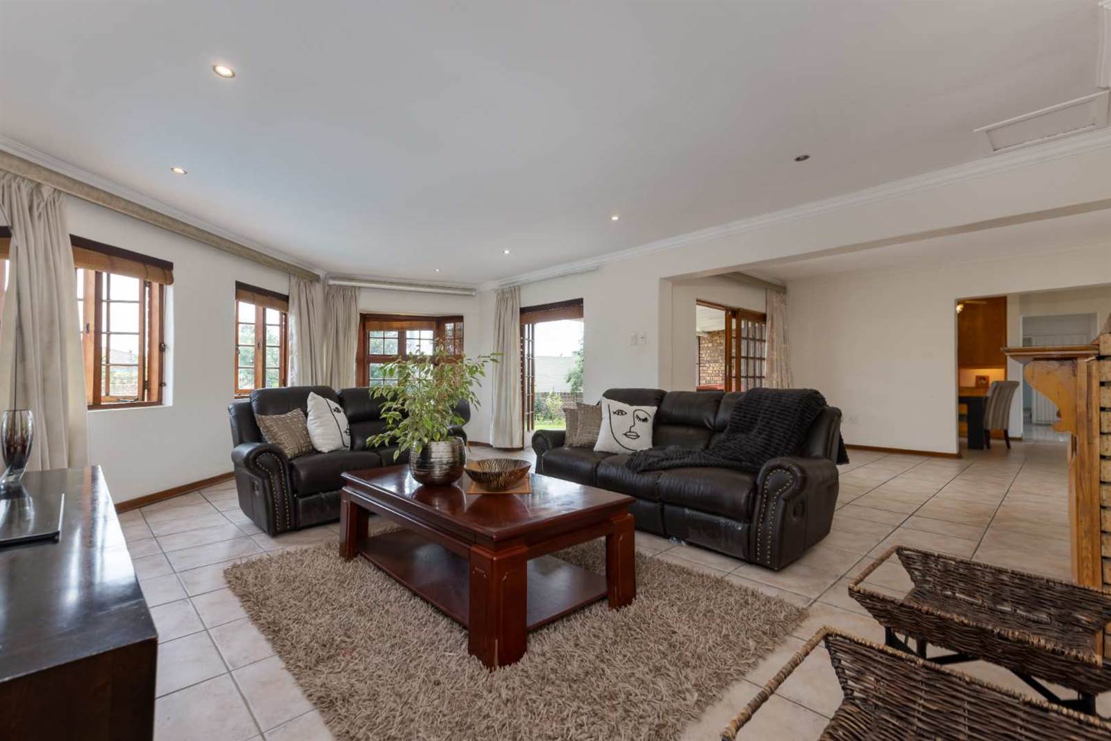 4 Bed House in Lonehill photo number 8
