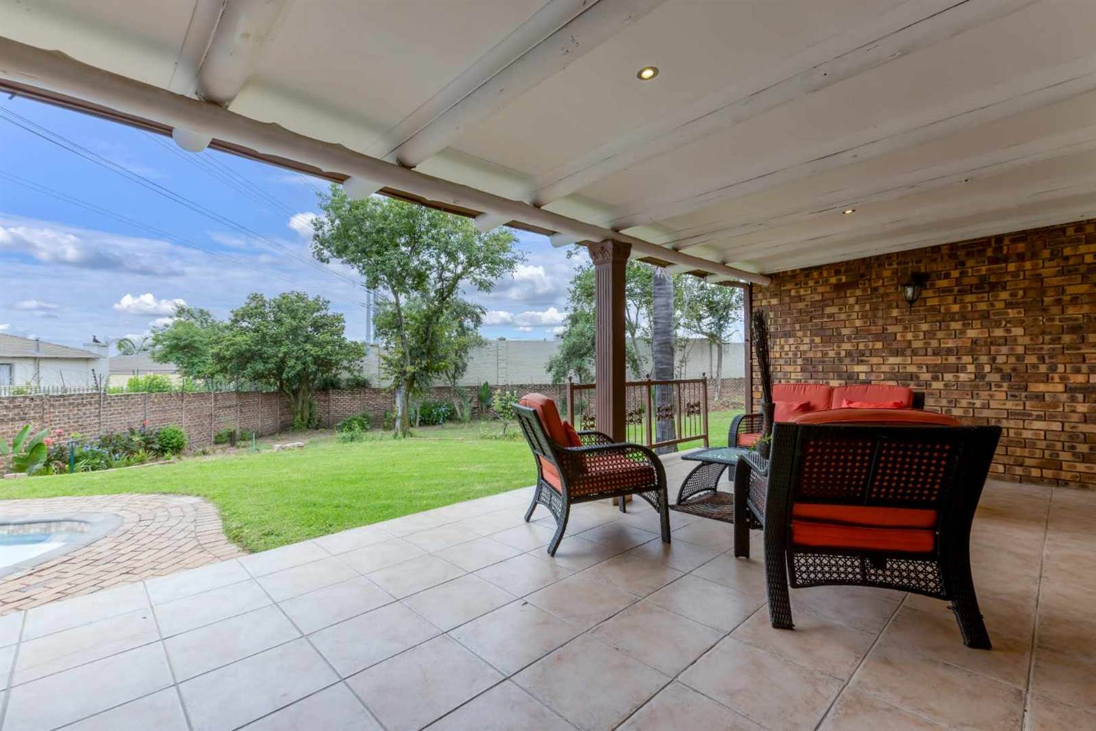 4 Bed House in Lonehill photo number 10