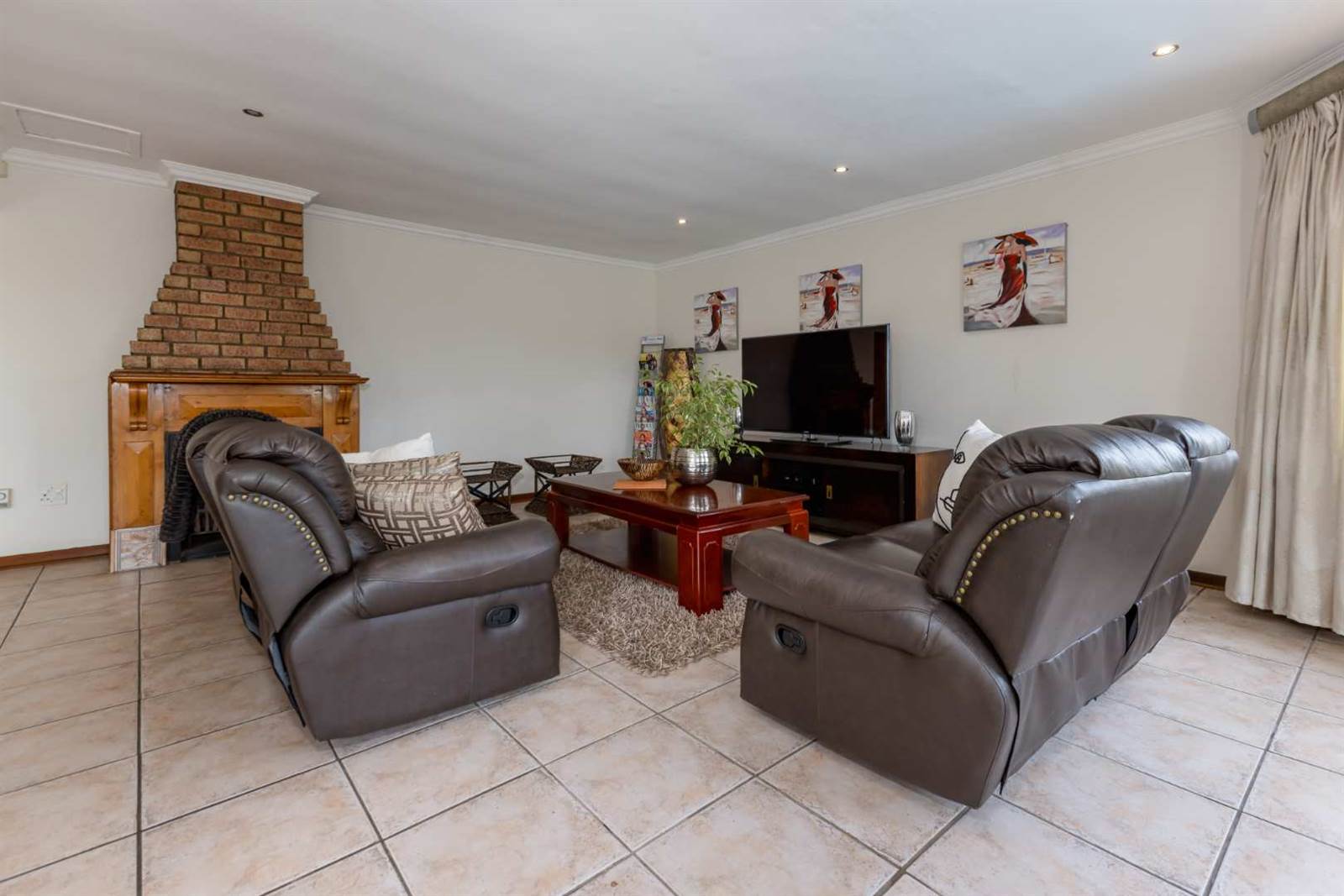 4 Bed House in Lonehill photo number 3