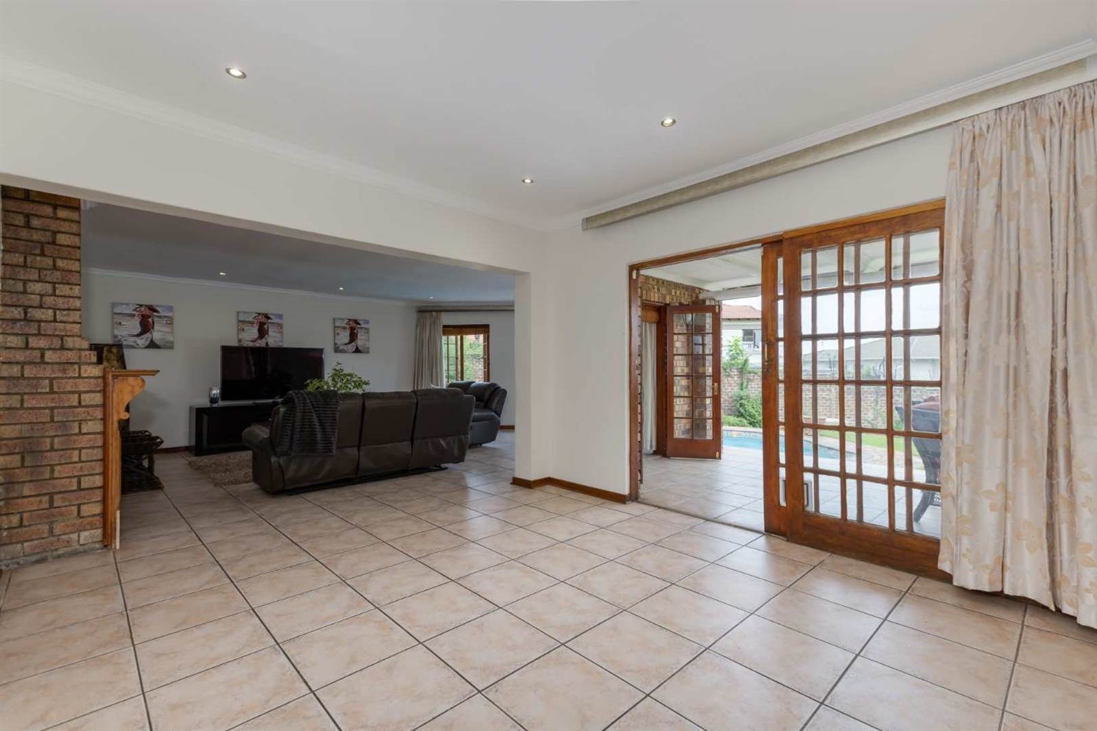 4 Bed House in Lonehill photo number 9