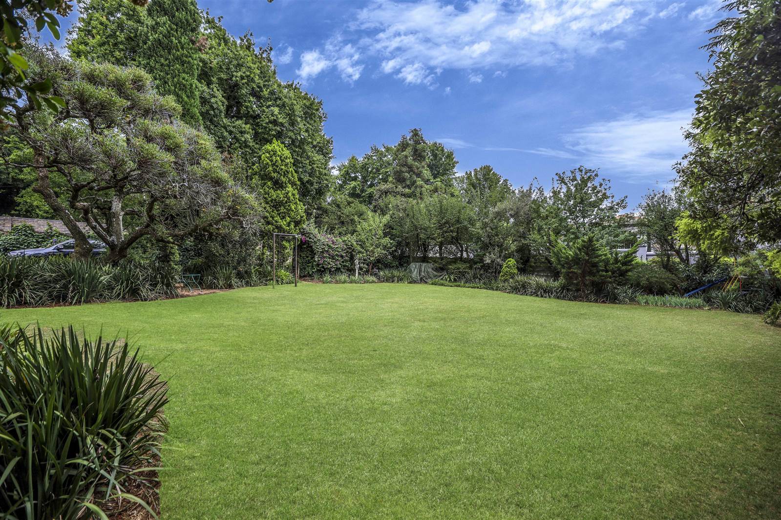 854 m² Land available in Elton Hill photo number 1