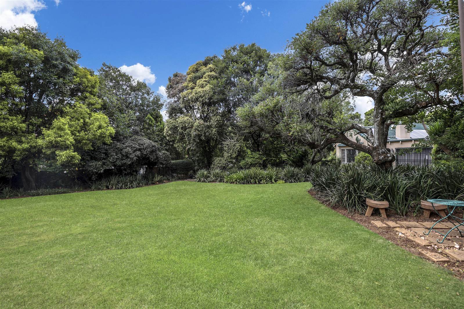 854 m² Land available in Elton Hill photo number 2