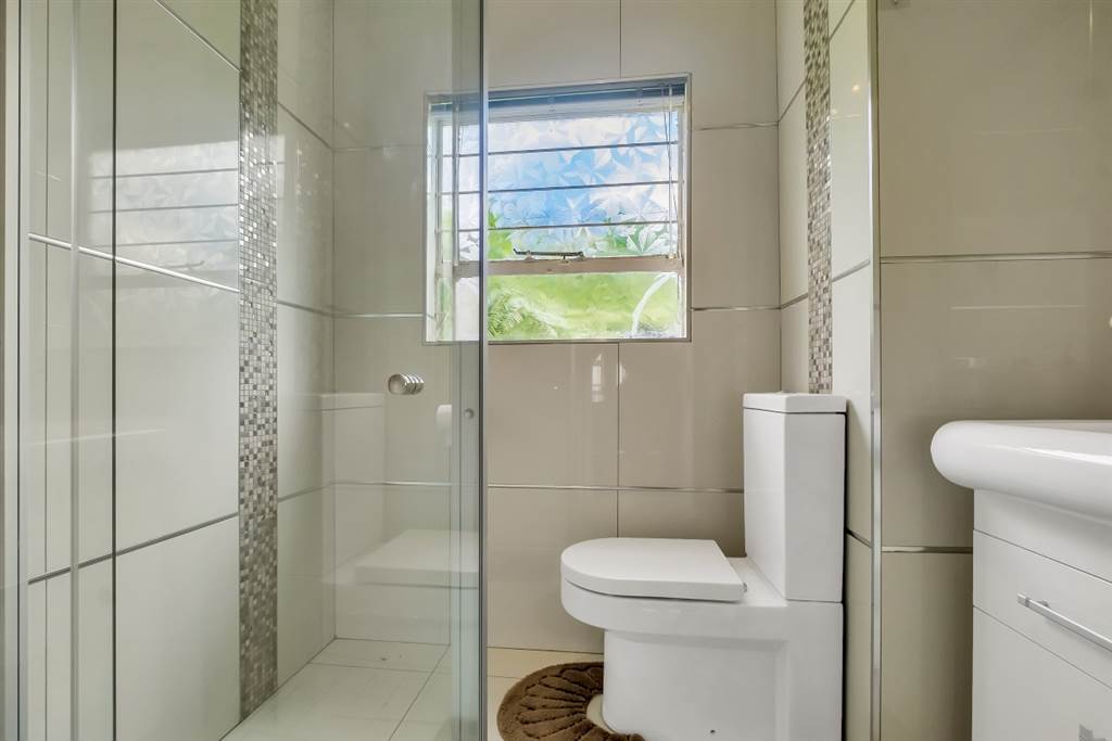 2 Bed Apartment in Constantia Kloof photo number 8