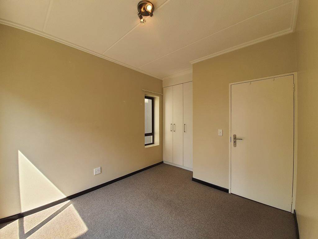 1 Bed Apartment in Bryanston photo number 11