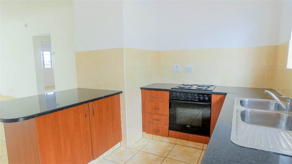 3 Bed Townhouse in Port Shepstone photo number 9