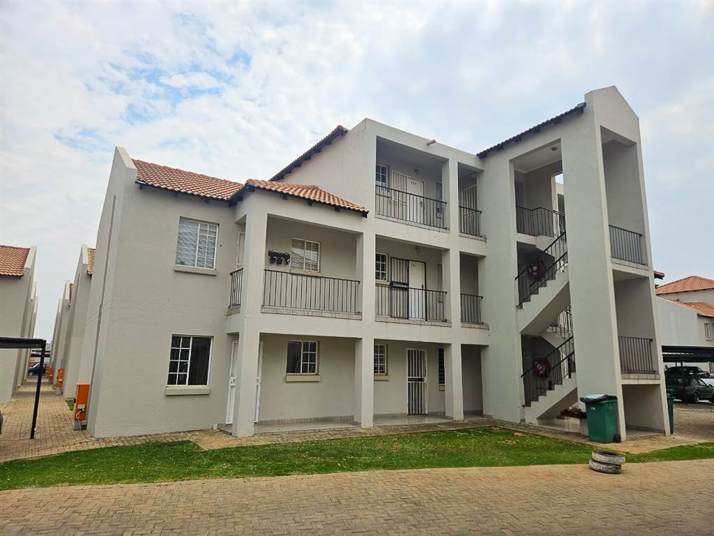 2 Bed Apartment in Mooivallei Park photo number 1